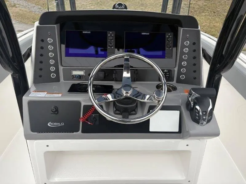 Slide: The Image of Robalo R230 2025 - 78