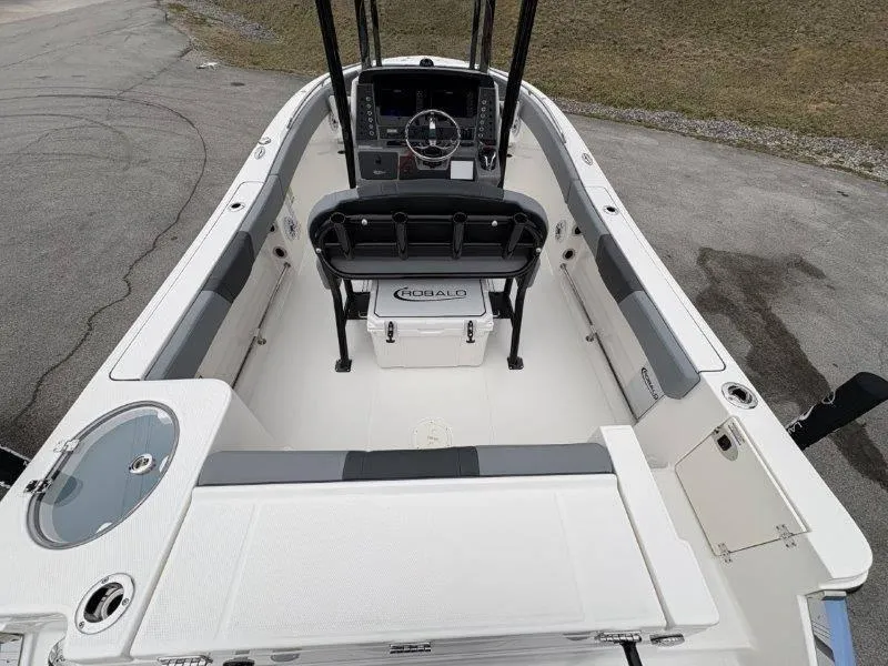 Slide: The Image of Robalo R230 2025 - 79