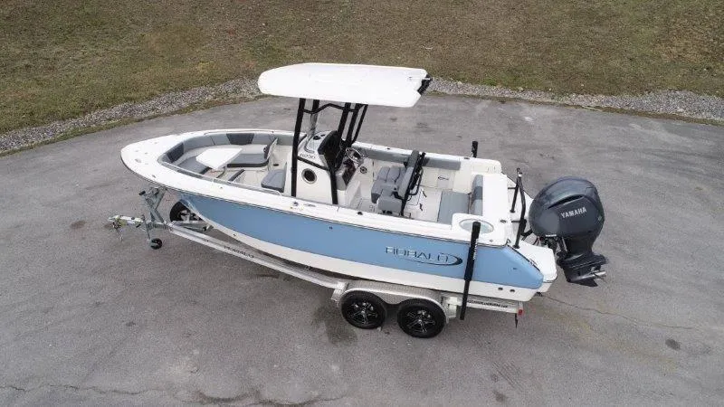 Slide: The Image of Robalo R230 2025 - 8