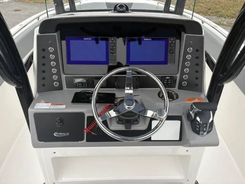 Slide: The Image of Robalo R230 2025 - 80