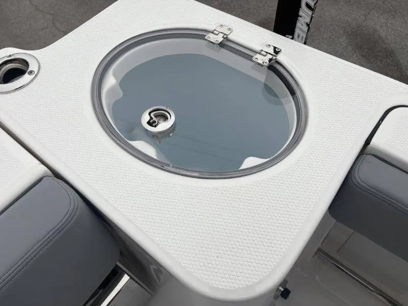 Slide: The Image of Robalo R230 2025 - 81