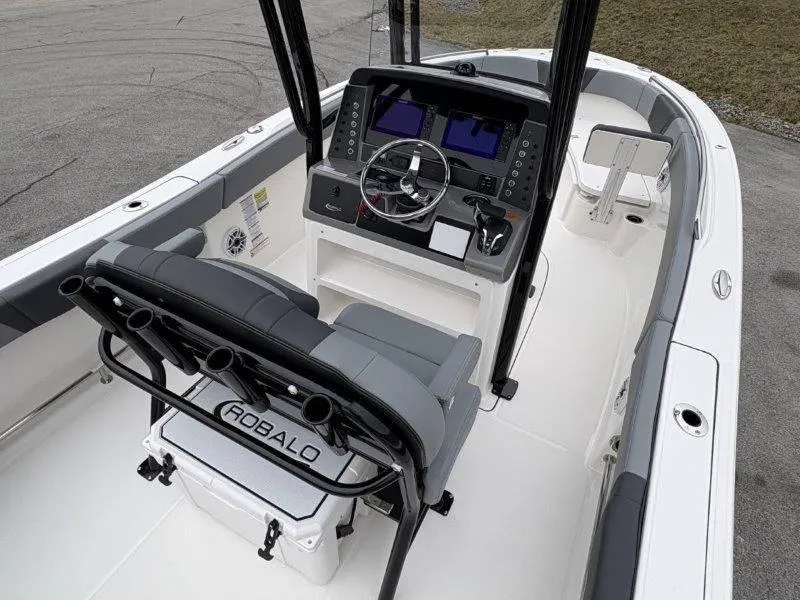 Slide: The Image of Robalo R230 2025 - 83