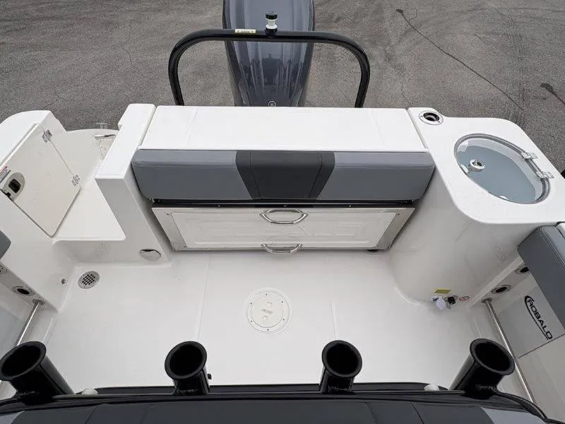 Slide: The Image of Robalo R230 2025 - 84