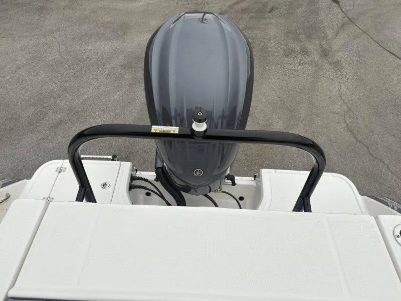 Slide: The Image of Robalo R230 2025 - 85