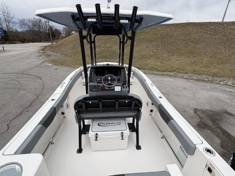 Slide: The Image of Robalo R230 2025 - 86