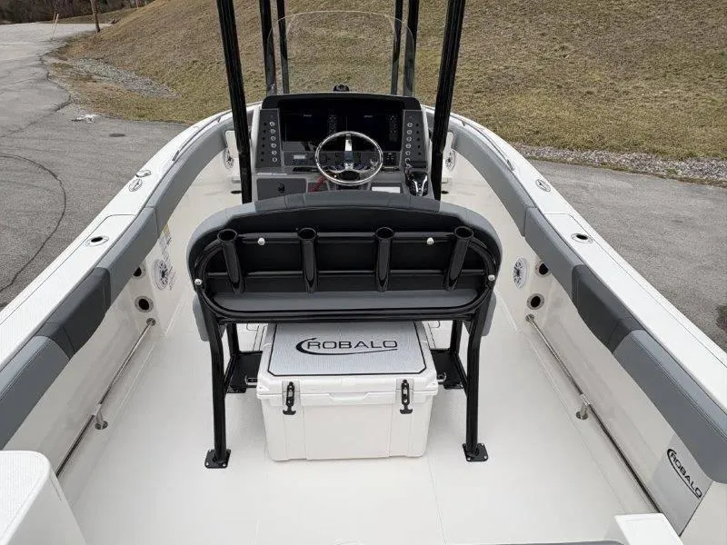 Slide: The Image of Robalo R230 2025 - 87