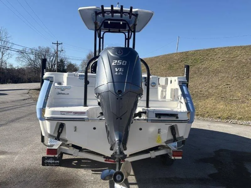 Slide: The Image of Robalo R230 2025 - 88