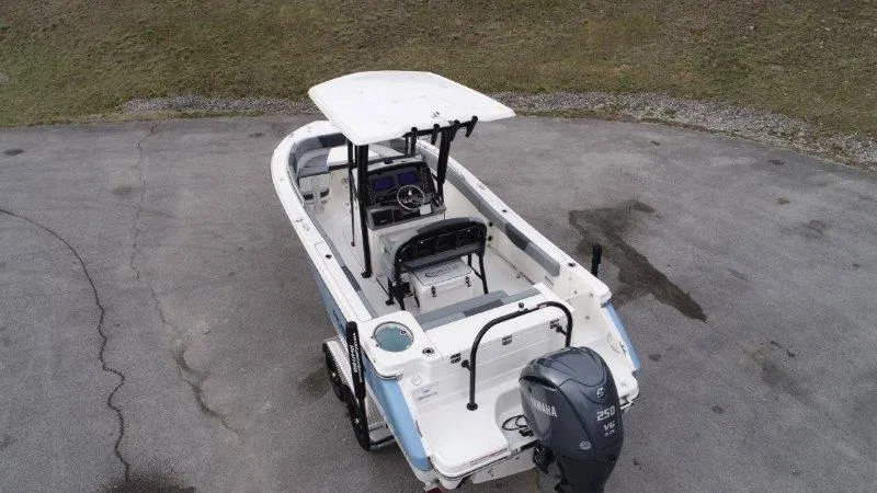 Slide: The Image of Robalo R230 2025 - 9