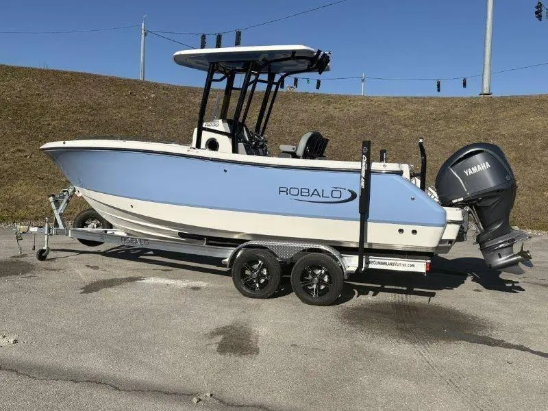 Slide: The Image of Robalo R230 2025 - 95