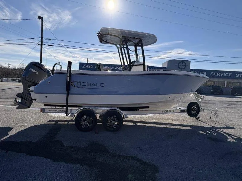 Slide: The Image of Robalo R230 2025 - 96