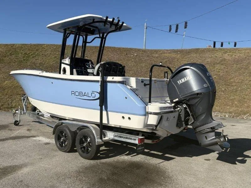 Slide: The Image of Robalo R230 2025 - 97