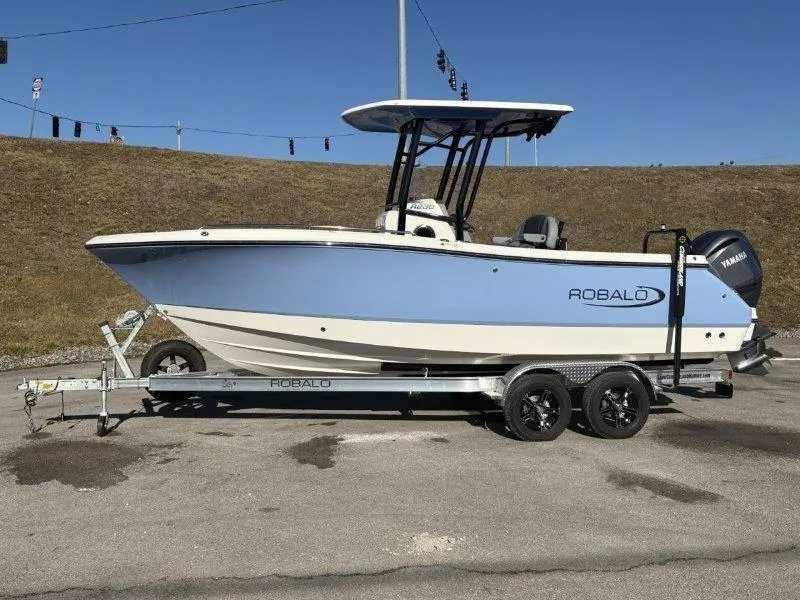 Slide: The Image of Robalo R230 2025 - 98