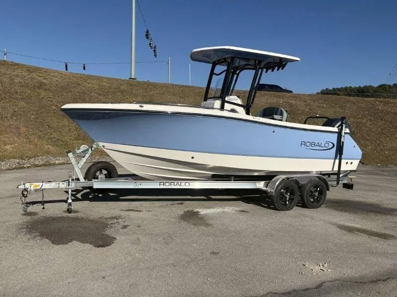 Slide: The Image of Robalo R230 2025 - 99