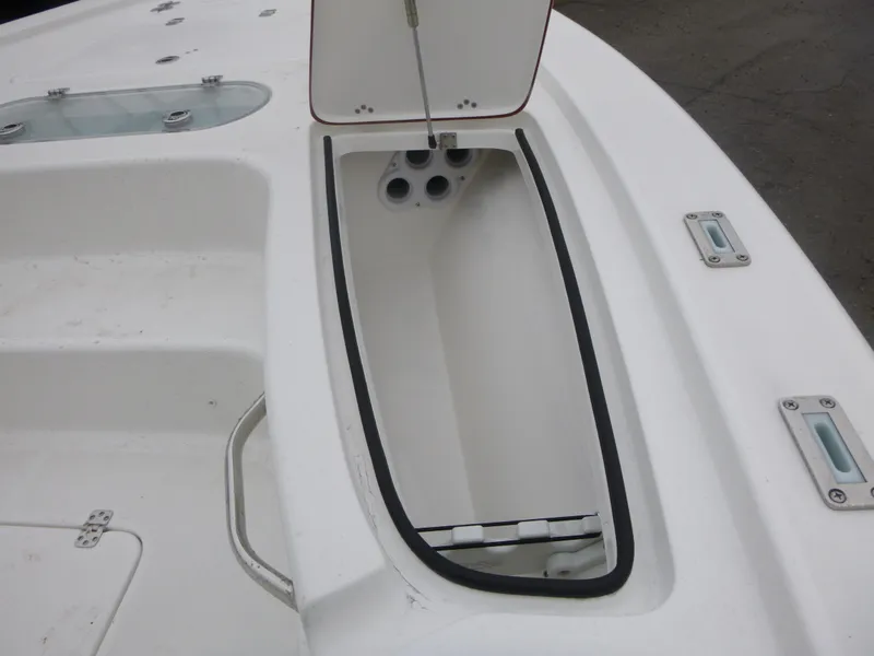 Slide: The Image of 2025 Sea Pro 250 Bay livewell with clear lid and dual latches. - 19