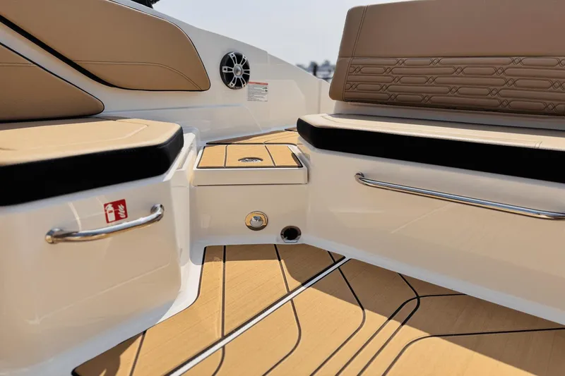 Slide: The Image of Sea Ray SPX 210 Outboard 2025 - 16