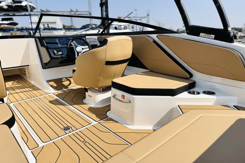 Slide: The Image of Sea Ray SPX 210 Outboard 2025 - 17