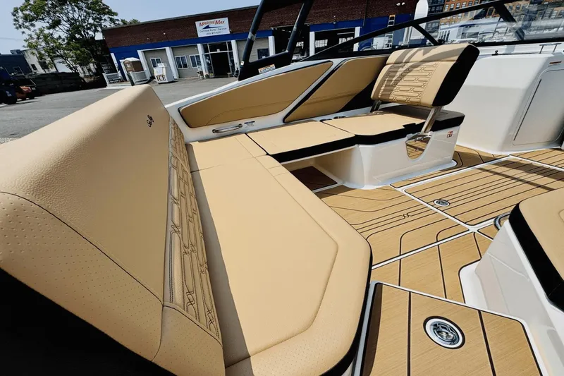 Slide: The Image of Sea Ray SPX 210 Outboard 2025 - 18