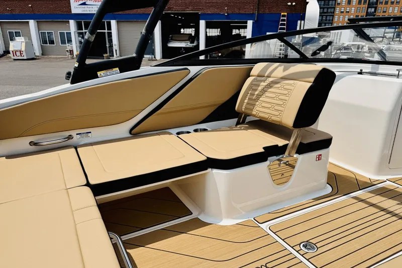 Slide: The Image of Sea Ray SPX 210 Outboard 2025 - 22