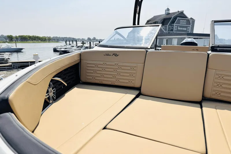 Slide: The Image of Sea Ray SPX 210 Outboard 2025 - 33