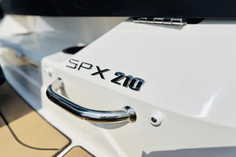Slide: The Image of Sea Ray SPX 210 Outboard 2025 - 9