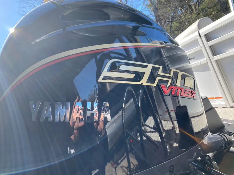 Slide: The Image of Yamaha SHO VMAX engine on 2025 SunCatcher Select 322RC boat, reflecting sunlight. - 16