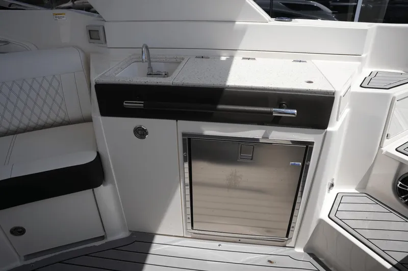 Slide: The Image of Sea Ray 350 SLX 2020 - 16