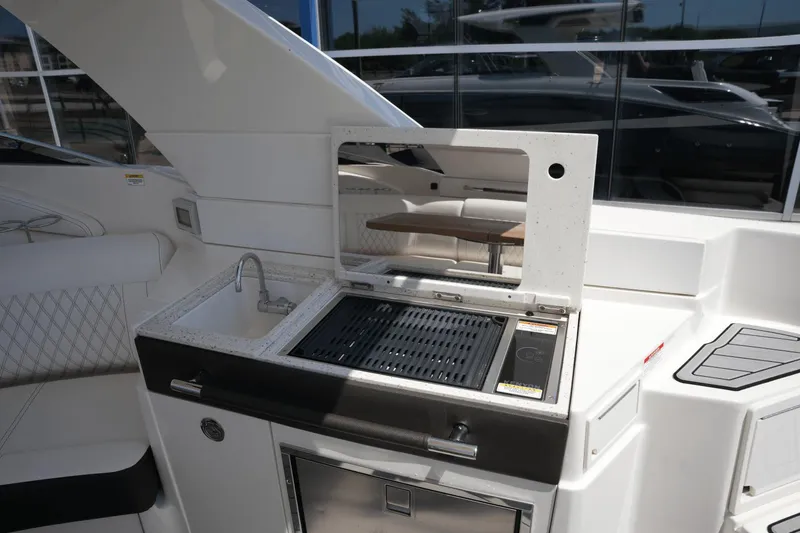 Slide: The Image of Sea Ray 350 SLX 2020 - 17