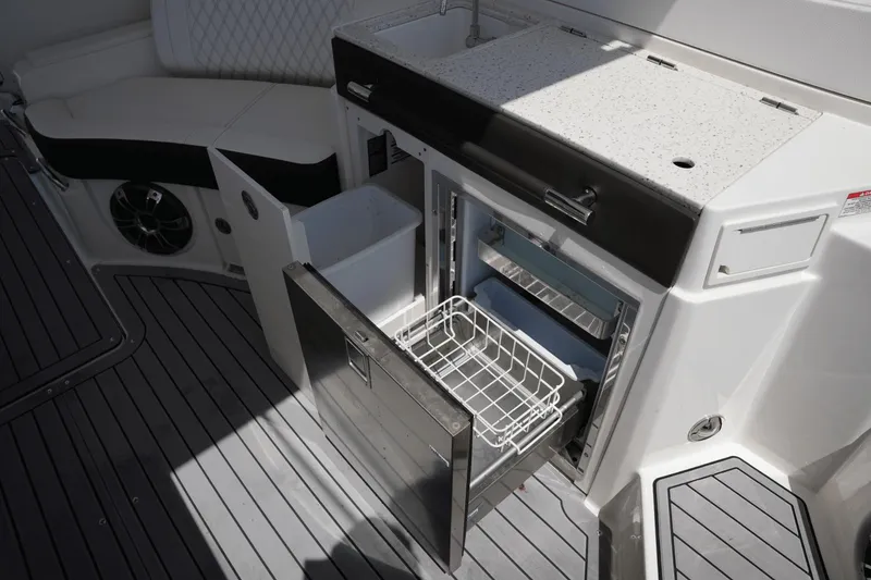 Slide: The Image of Sea Ray 350 SLX 2020 - 18
