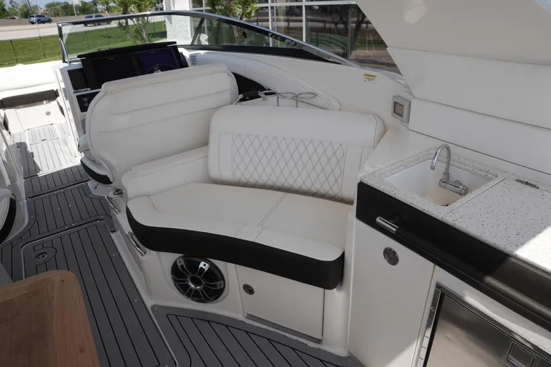 Slide: The Image of Sea Ray 350 SLX 2020 - 19