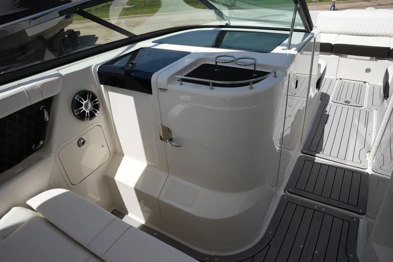 Slide: The Image of Sea Ray 350 SLX 2020 - 22