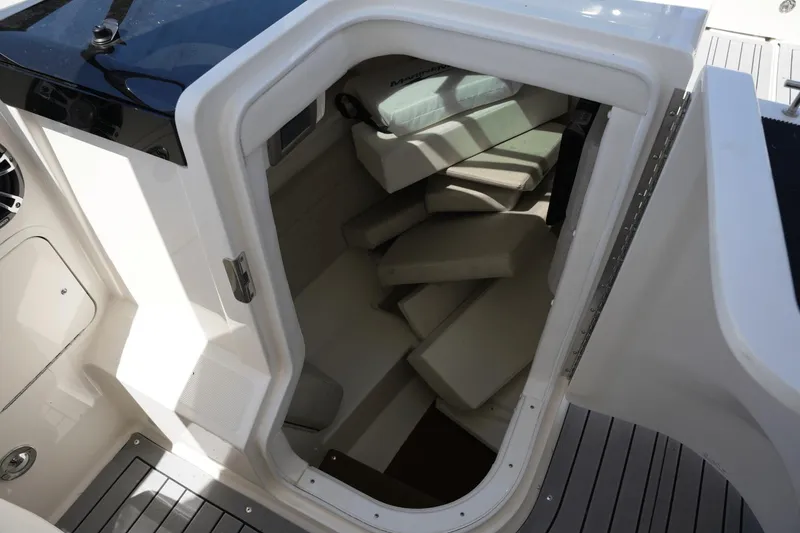 Slide: The Image of Sea Ray 350 SLX 2020 - 23