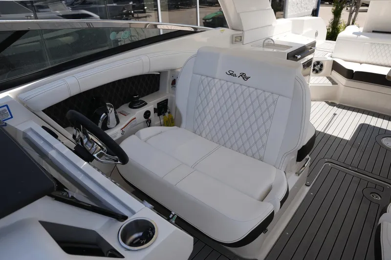 Slide: The Image of Sea Ray 350 SLX 2020 - 24