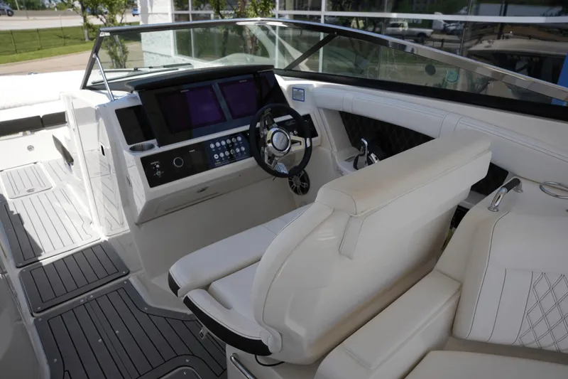 Slide: The Image of Sea Ray 350 SLX 2020 - 25