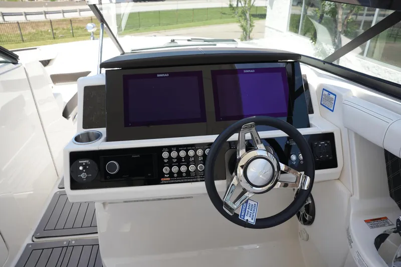 Slide: The Image of Sea Ray 350 SLX 2020 - 26