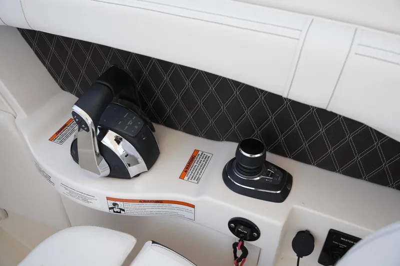 Slide: The Image of Sea Ray 350 SLX 2020 - 27