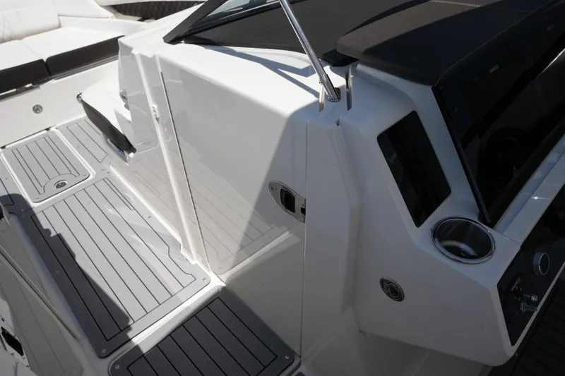 Slide: The Image of Sea Ray 350 SLX 2020 - 28