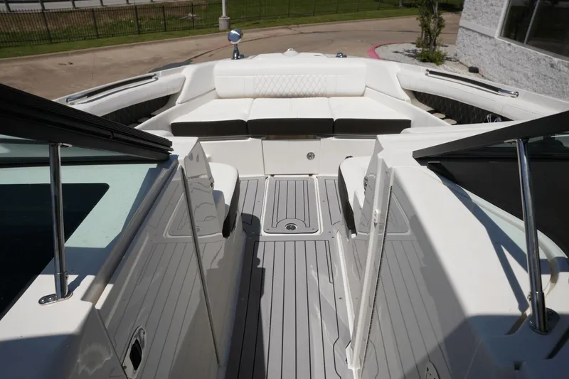 Slide: The Image of Sea Ray 350 SLX 2020 - 30