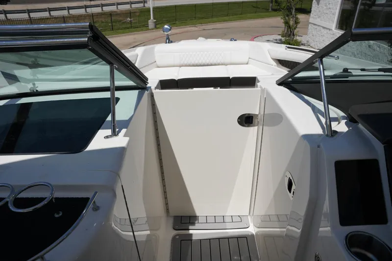Slide: The Image of Sea Ray 350 SLX 2020 - 31
