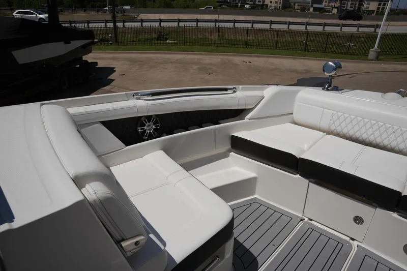 Slide: The Image of Sea Ray 350 SLX 2020 - 32