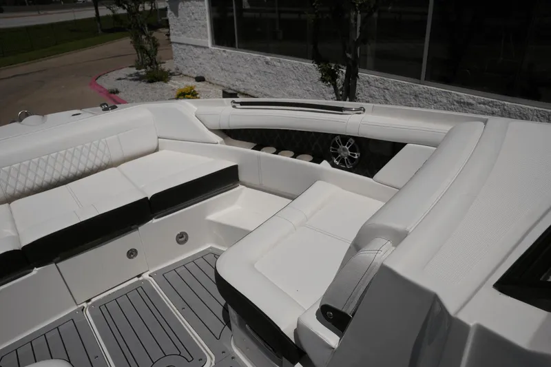 Slide: The Image of Sea Ray 350 SLX 2020 - 34