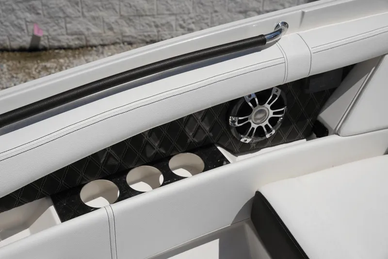Slide: The Image of Sea Ray 350 SLX 2020 - 36