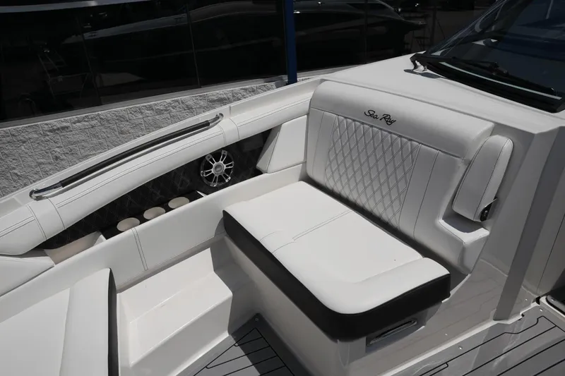 Slide: The Image of Sea Ray 350 SLX 2020 - 37
