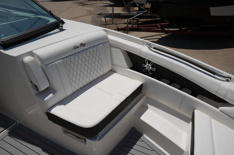 Slide: The Image of Sea Ray 350 SLX 2020 - 38