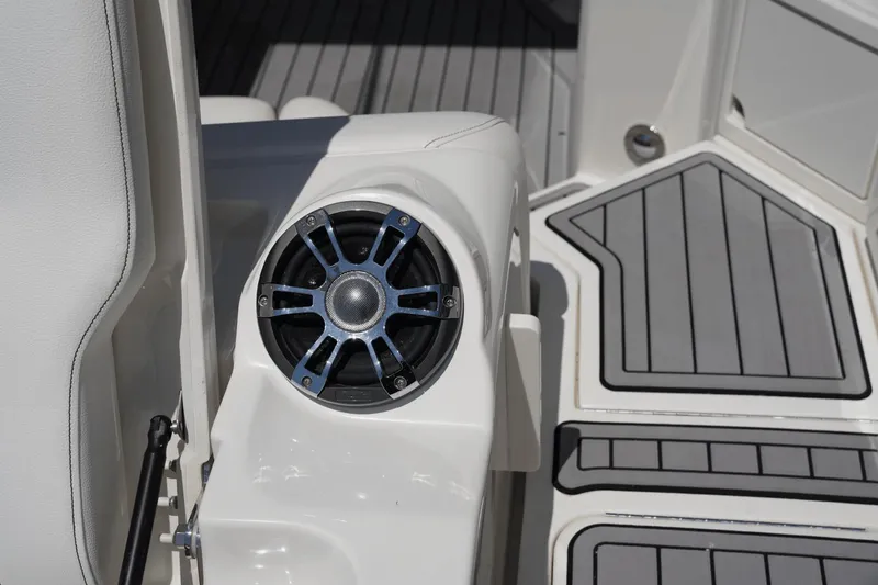 Slide: The Image of Sea Ray 350 SLX 2020 - 9