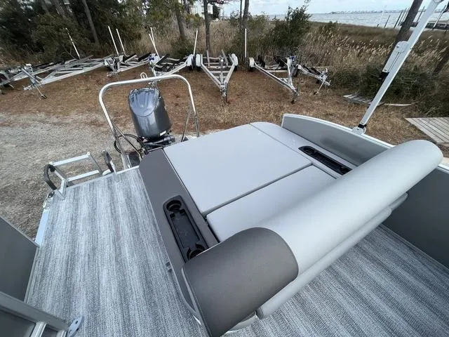 Slide: The Image of Bennington S Swingback 22 SSB 2025 - 11