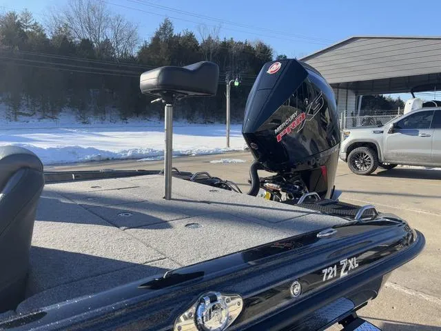 Slide: The Image of Phoenix Bass Boat 721 ZXL 2025 - 10