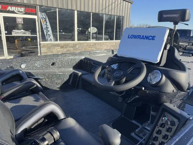 Slide: The Image of Phoenix Bass Boat 721 ZXL 2025 - 4