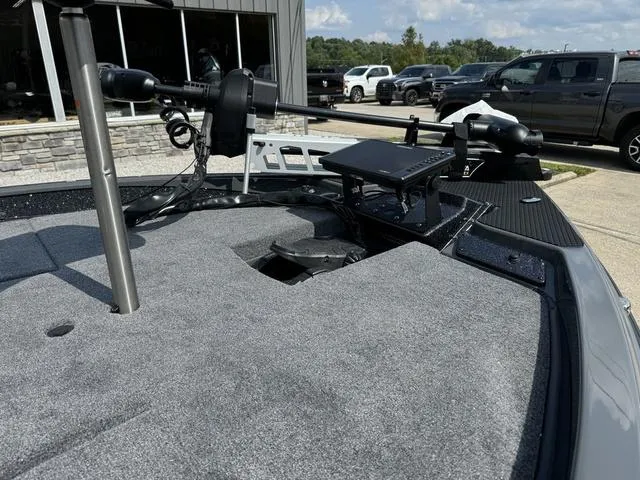 Slide: The Image of Phoenix Bass Boat 21 XE 2025 - 10