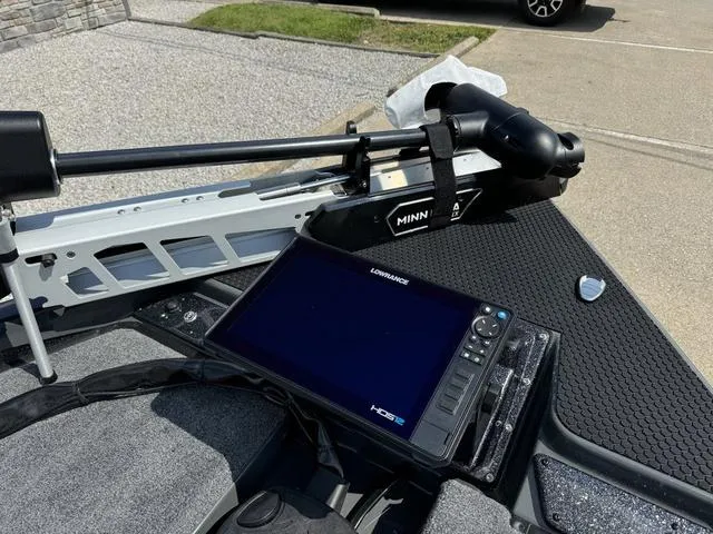 Slide: The Image of Phoenix Bass Boat 21 XE 2025 - 11