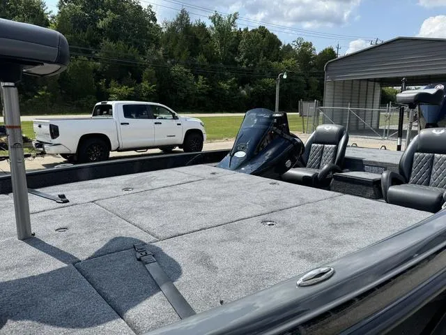 Slide: The Image of Phoenix Bass Boat 21 XE 2025 - 15